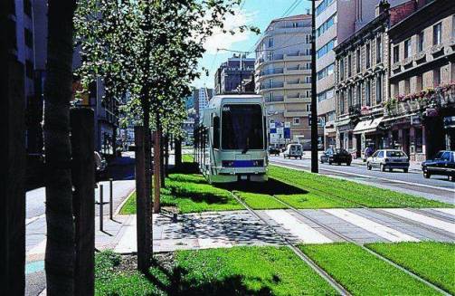 Le fameux Tram de Saint-Etienne, une ville décidément très verte !